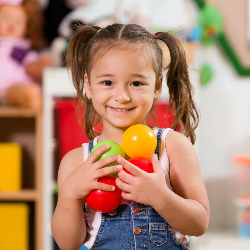 Az angol nyelvű foglalkozások vidámságát bemutató kislány.